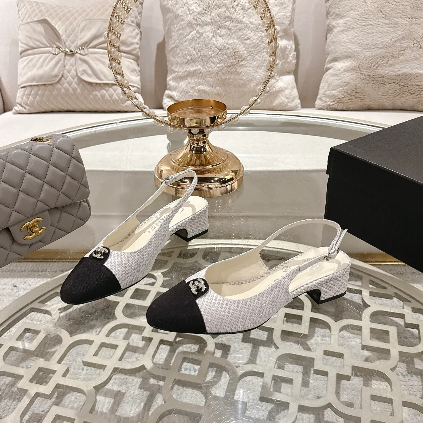 💕💕Factory direct selling price p540💕💕Chanel 2025SS spring and summer new double C button Mary Jane🆕Xiao Xiang𝐂Jia's beautiful Mary Jane sandals are so sweet that they are so beautiful that they have a round square toe design. Cute and cute ~ metal/button logo. The appearance is super online. When worn, it looks like a wealthy daughter. I thought it was good-looking. Only when you put it on your feet will you know how easy it is to wear~ Upper: Customized lambskin Lining: Sheepskin Outsole: Genuine leather outsole imported from Italy Size number: 35-42 (40.41.42 customization is non-refundable) Packaging: The latest gift box packaging at the counter